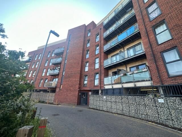 2 bed flat for sale in Chancellor Way, Dagenham RM8, £260,000