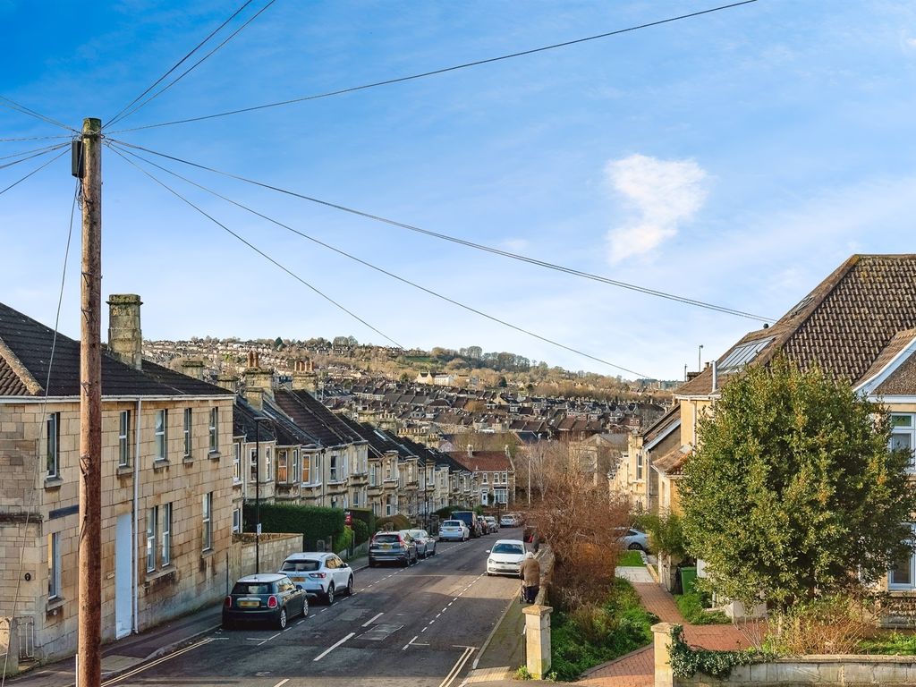 1 bed flat for sale in Highview, Upper Oldfield Park, Bath BA2, £280,000
