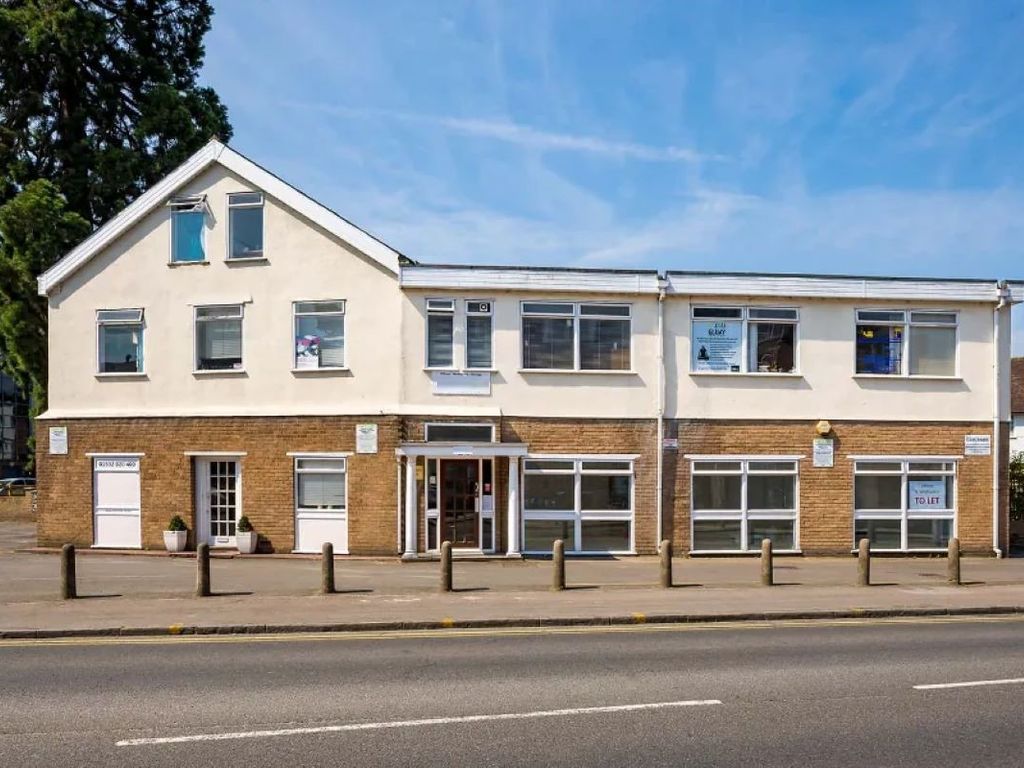 Office to let in Queen Road, Surrey KT13, £8,400 pa