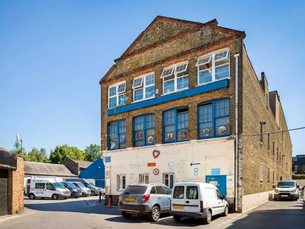 Office to let in Lavender Hill, London SW11, £8,400 pa
