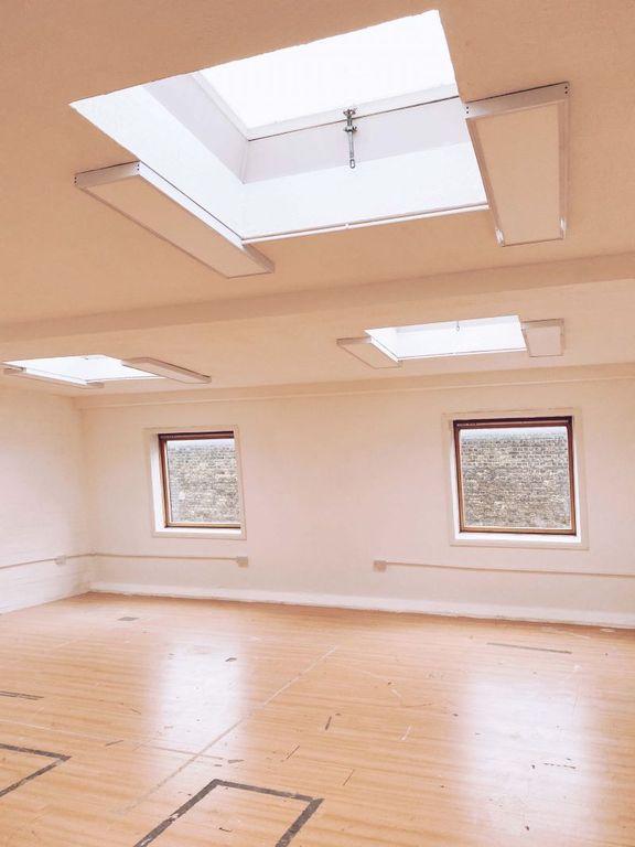 Office to let in Lavender Hill, London SW11, £8,400 pa