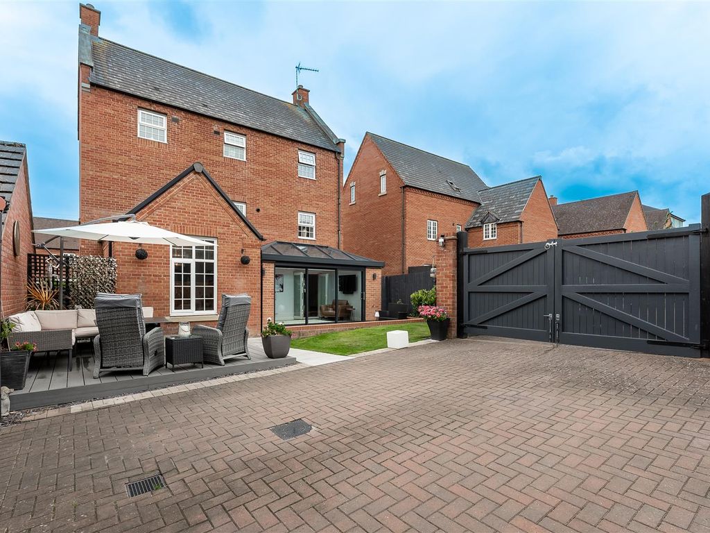 6 bed detached house for sale in Lancut Hill, Rugby CV23, £570,000