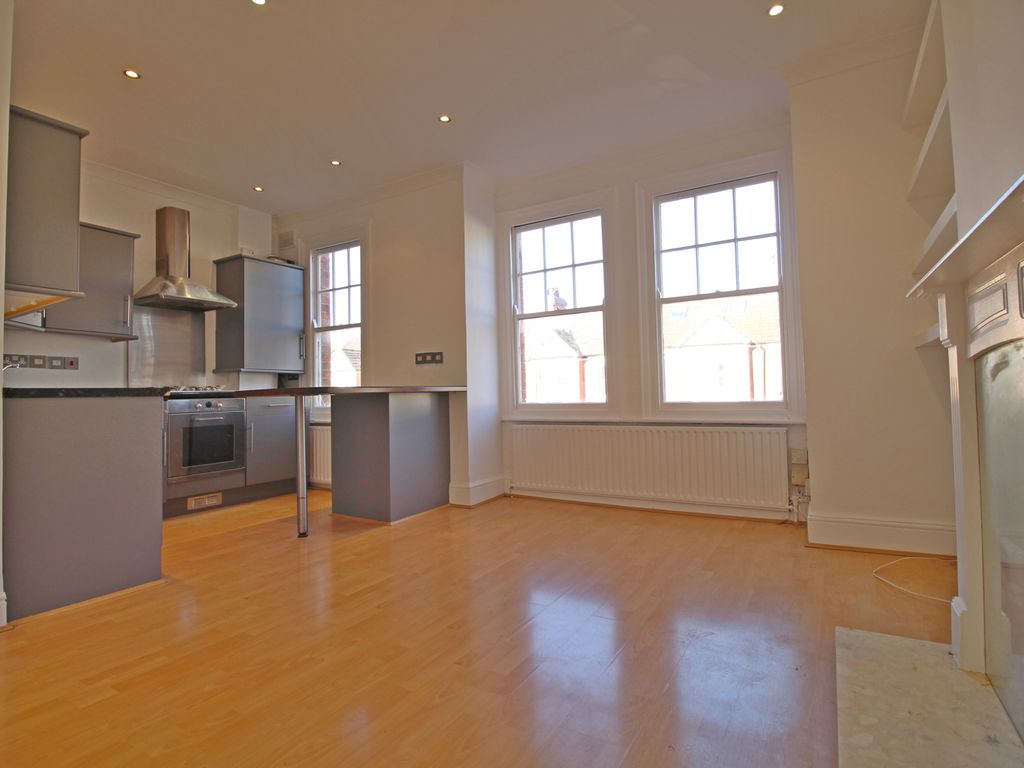 2 bed flat to rent in Lawrence Road, London W5, £2,200 pcm