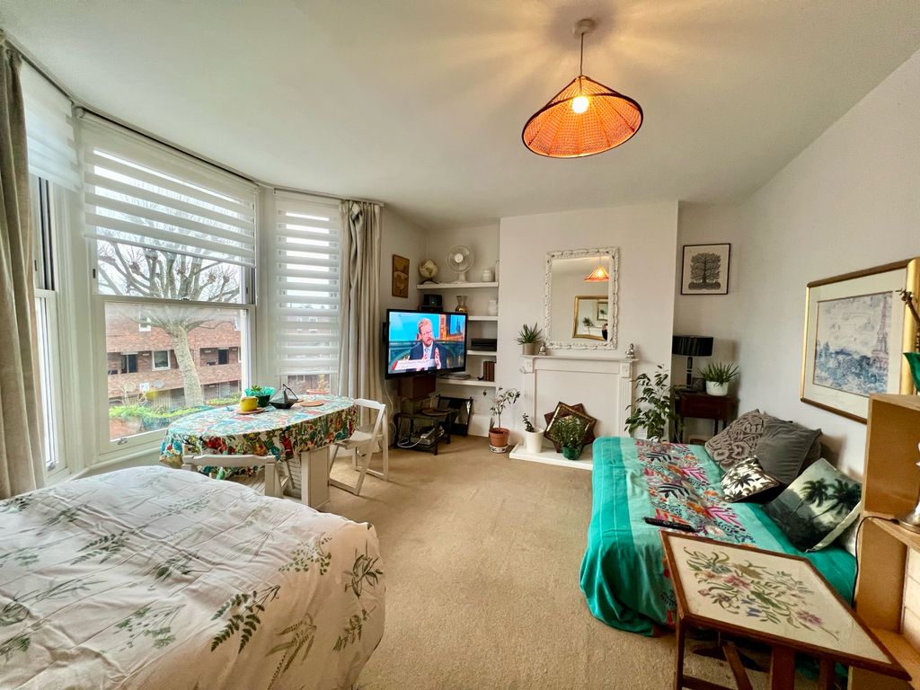1 bed flat for sale in Fernhead Road, London W9, £565,000