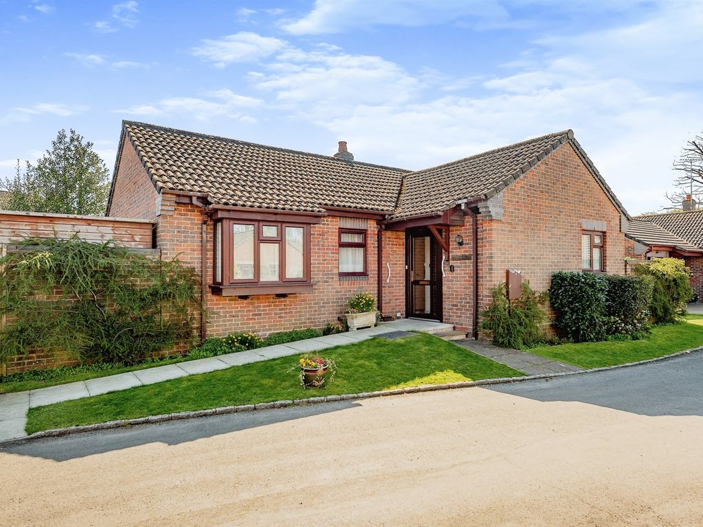3 bed detached bungalow for sale in Sunnyhill Close, Crawley Down, Crawley RH10, £500,000