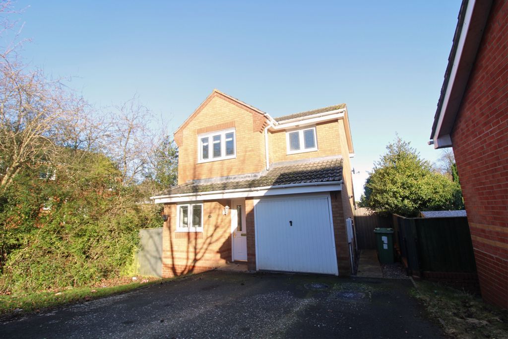 3 bed detached house to rent in Bishops Walk, Donnington Wood TF2, £1,050 pcm