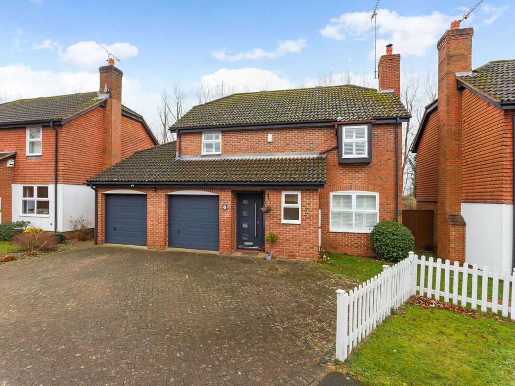 4 bed detached house for sale in Elyham, Purley On Thames RG8, £650,000