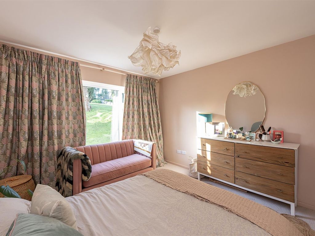 2 bed flat for sale in The Firs, Marquis Lane, Harpenden AL5, £395,000