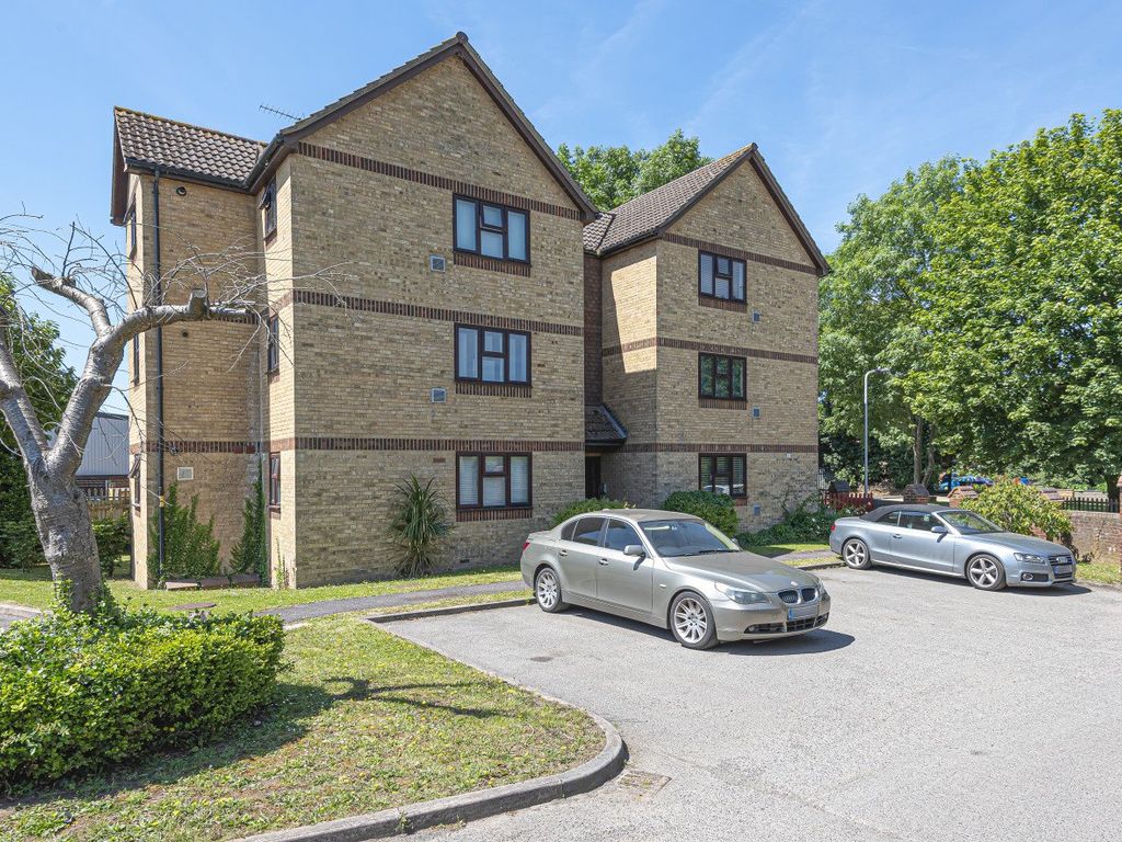 1 bed flat for sale in Cherry Way, Horton, Slough, Berkshire SL3, £235,000