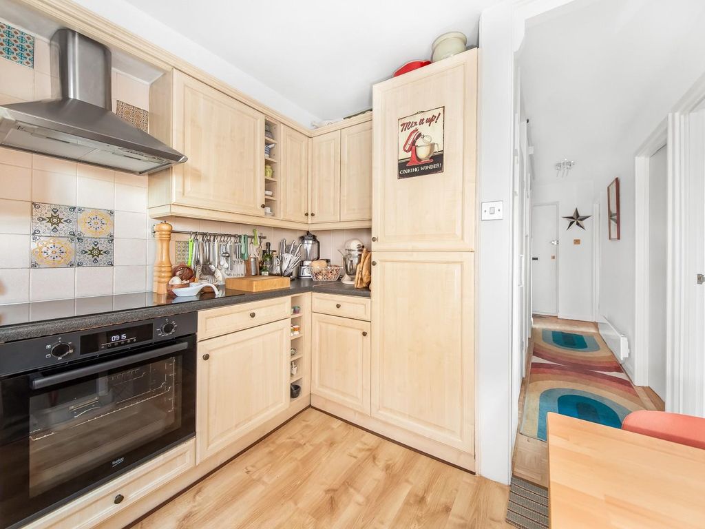 2 bed flat for sale in Burnt Ash Hill, London SE12, £300,000