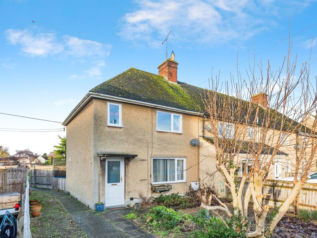 2 bed end terrace house for sale in Fox Close, Bampton OX18, £350,000