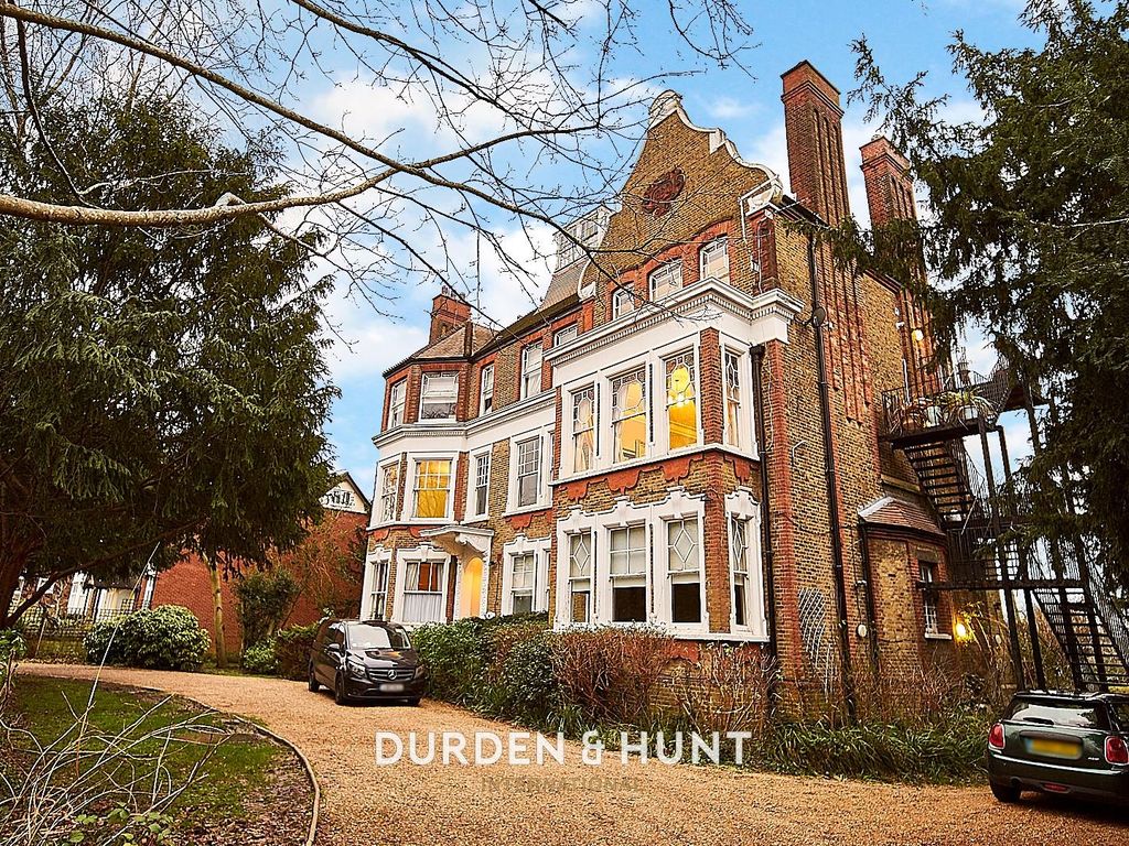 3 bed flat for sale in Broomhill Road, Woodford Green IG8, £850,000