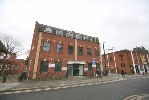 1 bed flat to rent in Church Street, Slough SL1, £1,300 pcm