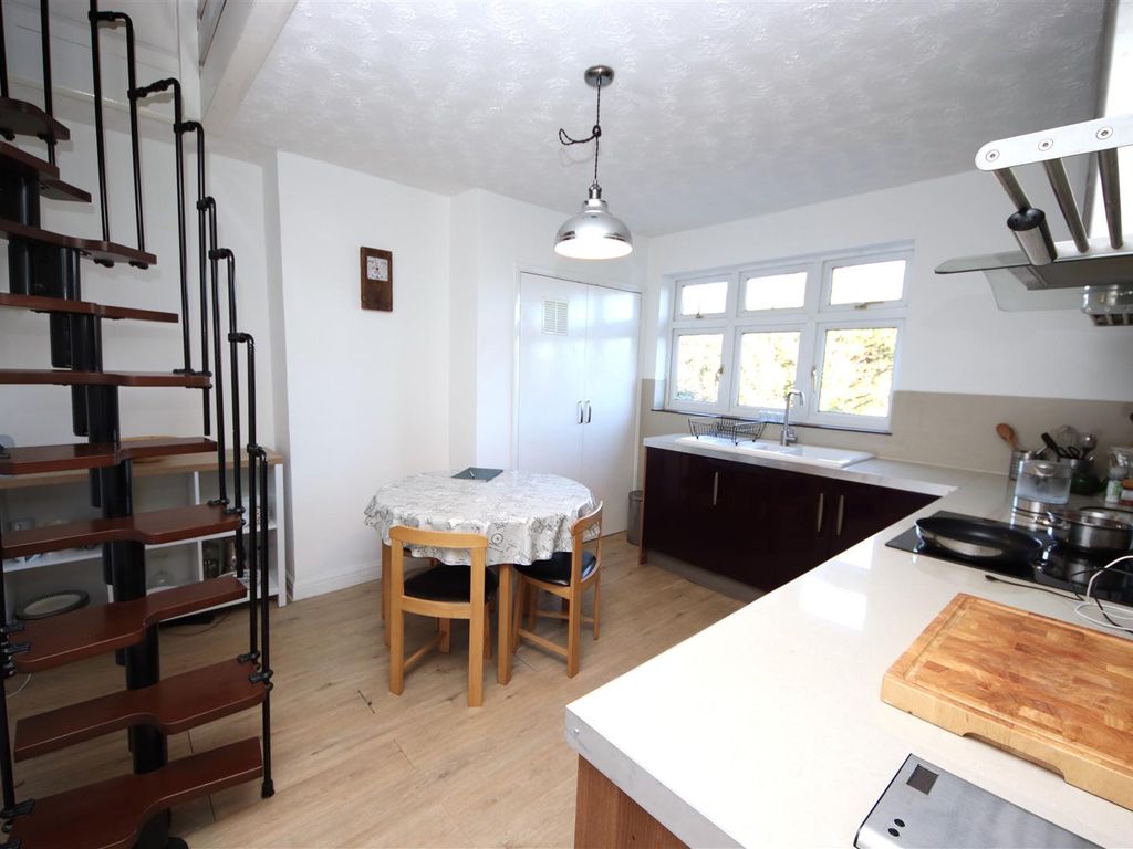 2 bed flat for sale in Kings Hedges Road, Cambridge CB4, £240,000