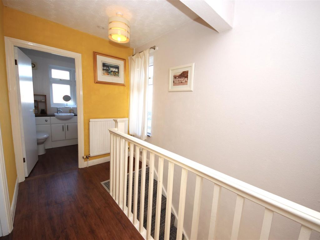 2 bed flat for sale in Kings Hedges Road, Cambridge CB4, £240,000