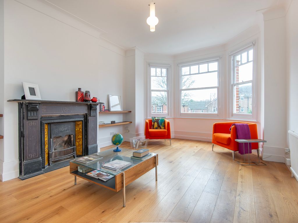 2 bed flat for sale in Chatsworth Way, London SE27, £550,000