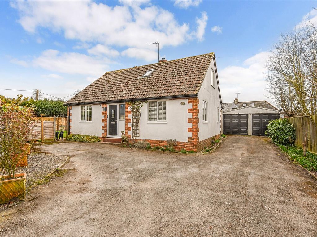 3 bed detached house for sale in Castle Street, Ludgershall, Andover SP11, £495,000