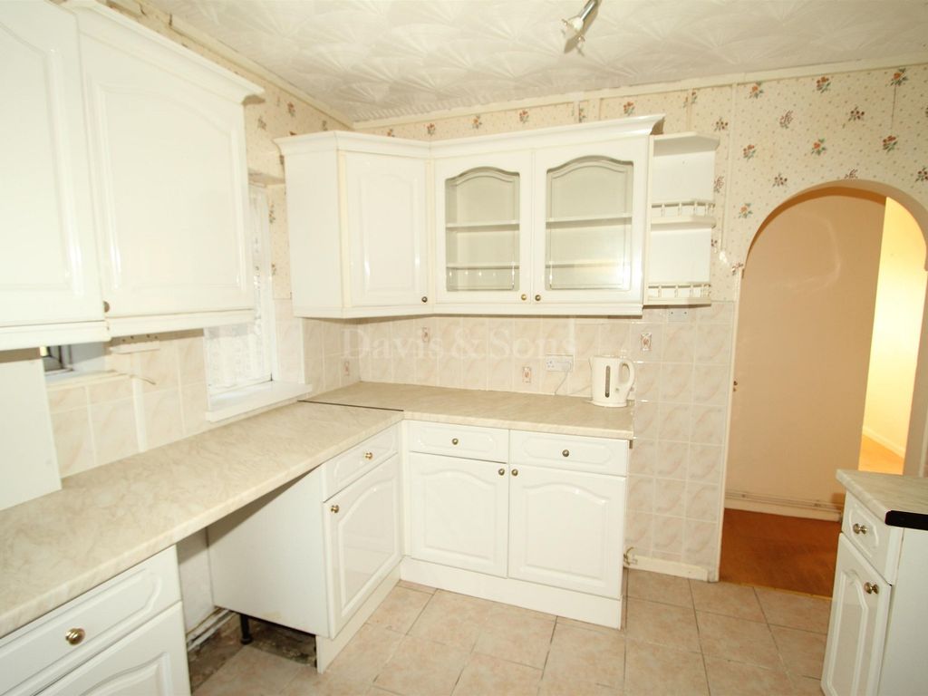 2 bed flat for sale in Abercarn Fach, Cwmcarn, Cross Keys, Newport. NP11, £112,000