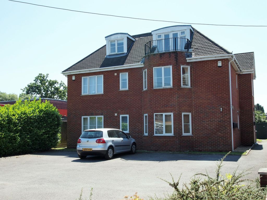 2 bed flat to rent in Reading Road, Winnersh RG41, £1,300 pcm