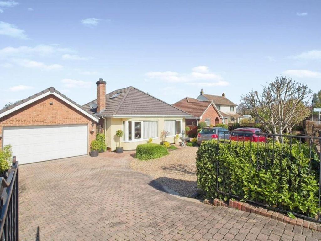 4 bed detached bungalow for sale in Henfield Road, Coalpit Heath, Bristol BS36, £625,000