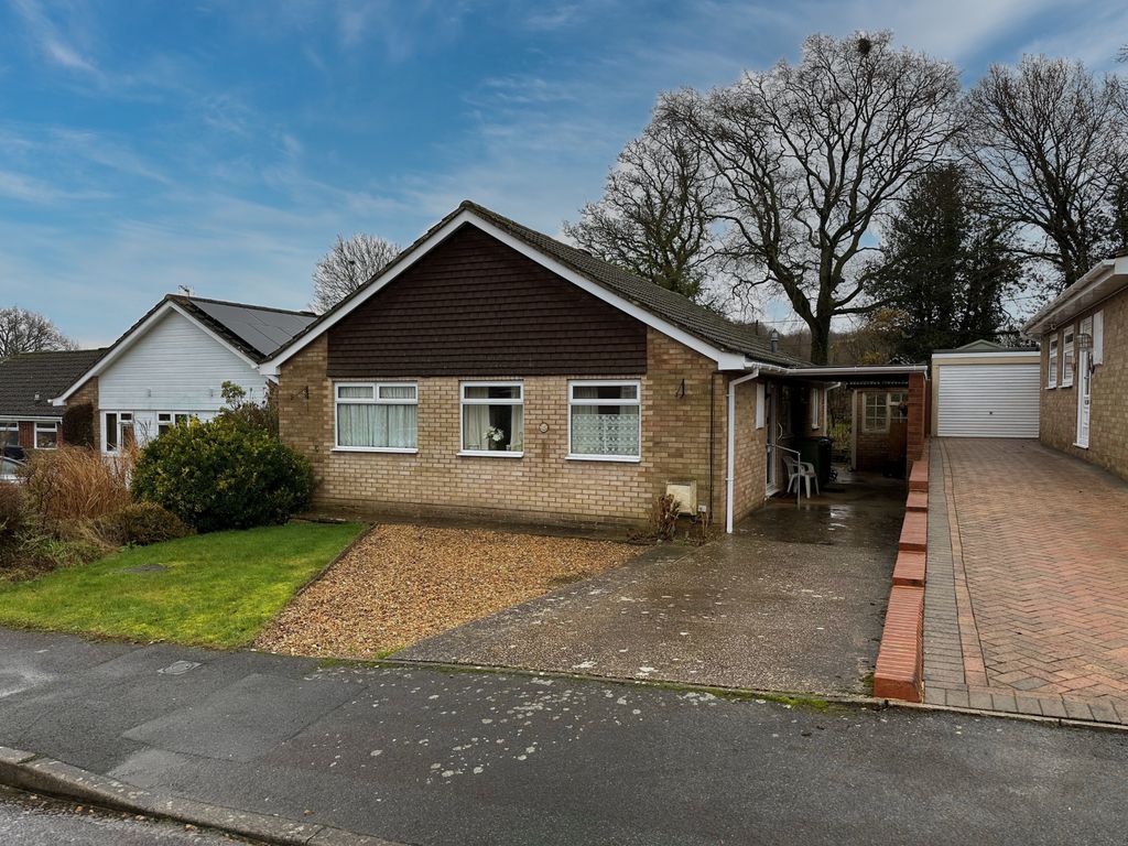 3 bed detached bungalow for sale in Vine Tree Close, Tadley RG26, £450,000