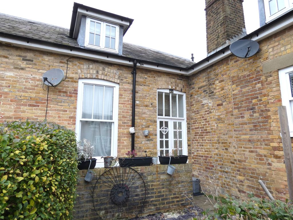 2 bed mews house to rent in Swallow Court, Herne Common CT6, £1,250 pcm