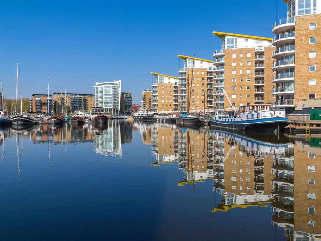 1 bed flat to rent in East India Dock Road, London E14, £1,690 pcm