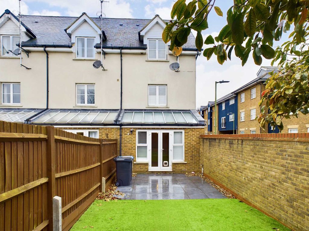 4 bed property for sale in White Lion Street, Apsley HP3, £480,000