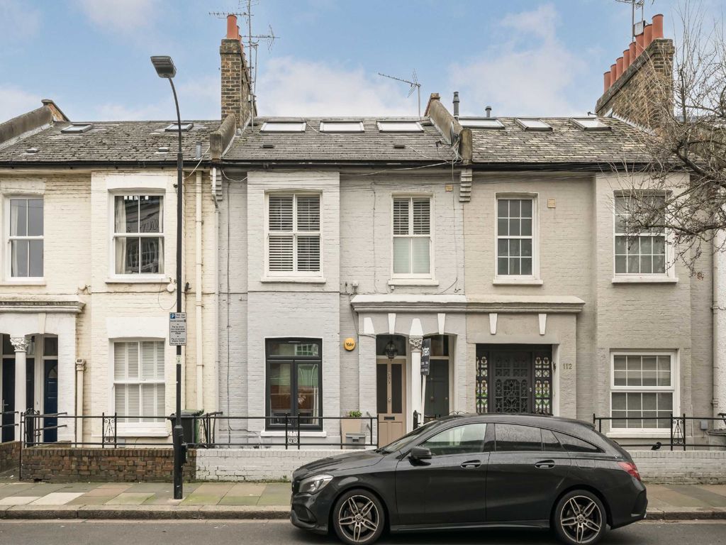 3 bed flat for sale in Broughton Road, London SW6, £775,000