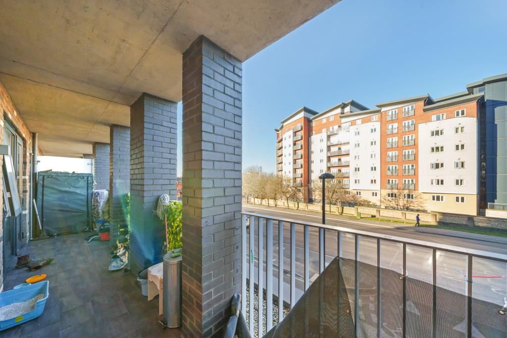 2 bed flat for sale in Slough, Berkshire SL1, £325,000