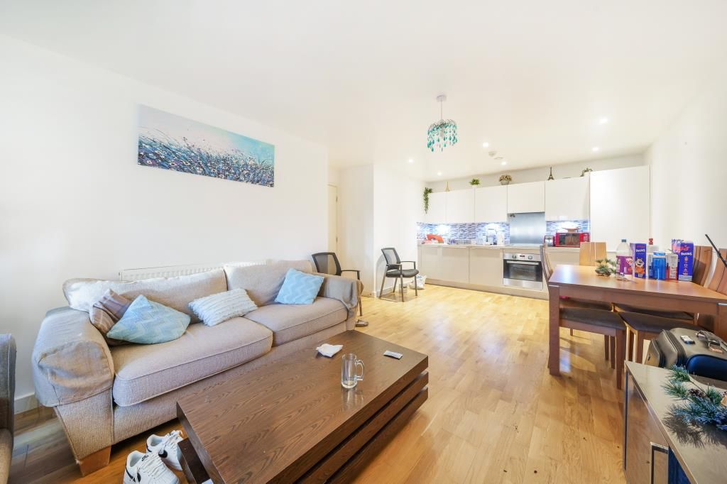 2 bed flat for sale in Slough, Berkshire SL1, £325,000