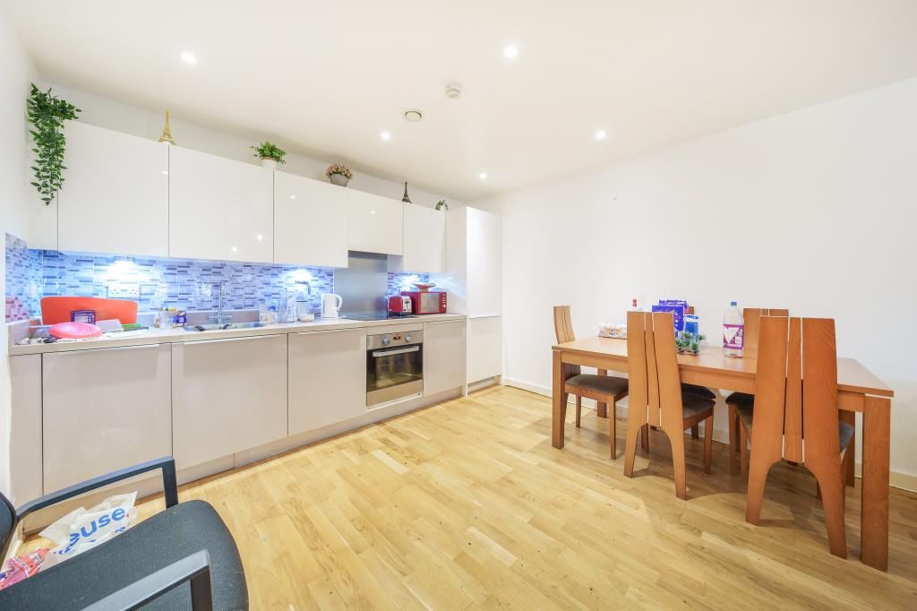 2 bed flat for sale in Slough, Berkshire SL1, £325,000
