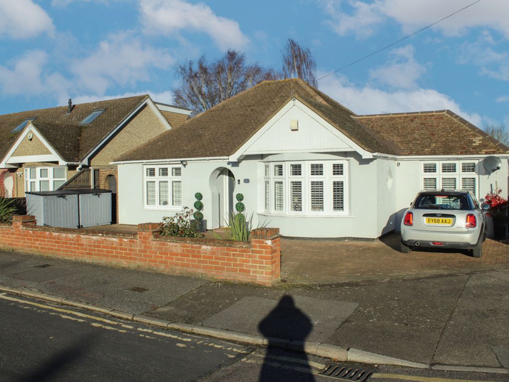 3 bed detached bungalow for sale in Lavender Way, Wickford SS12, £575,000