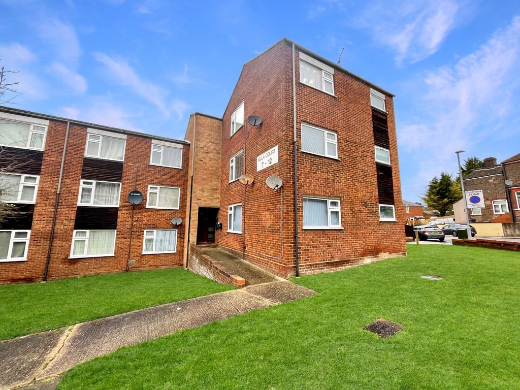 1 bed flat for sale in Ella Court, High Town Road, Luton, Bedfordshire LU2, £140,000