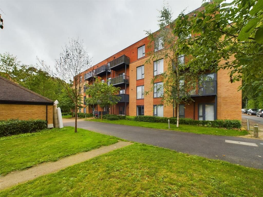 1 bed flat for sale in Iron Railway Close, Coulsdon CR5, £299,950