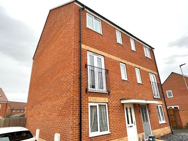 4 bed town house to rent in Peter Crowe Approach, Stanway, Colchester CO3, £1,650 pcm
