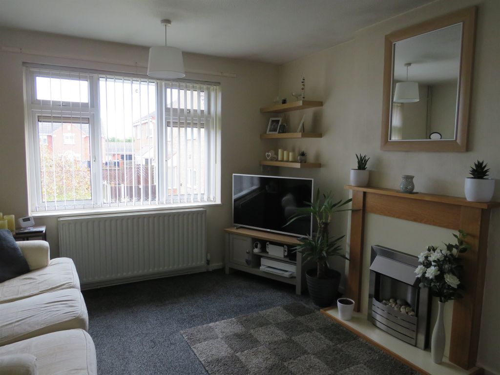 1 bed flat for sale in Grainger Close, Edlington, Doncaster DN12, £60,000
