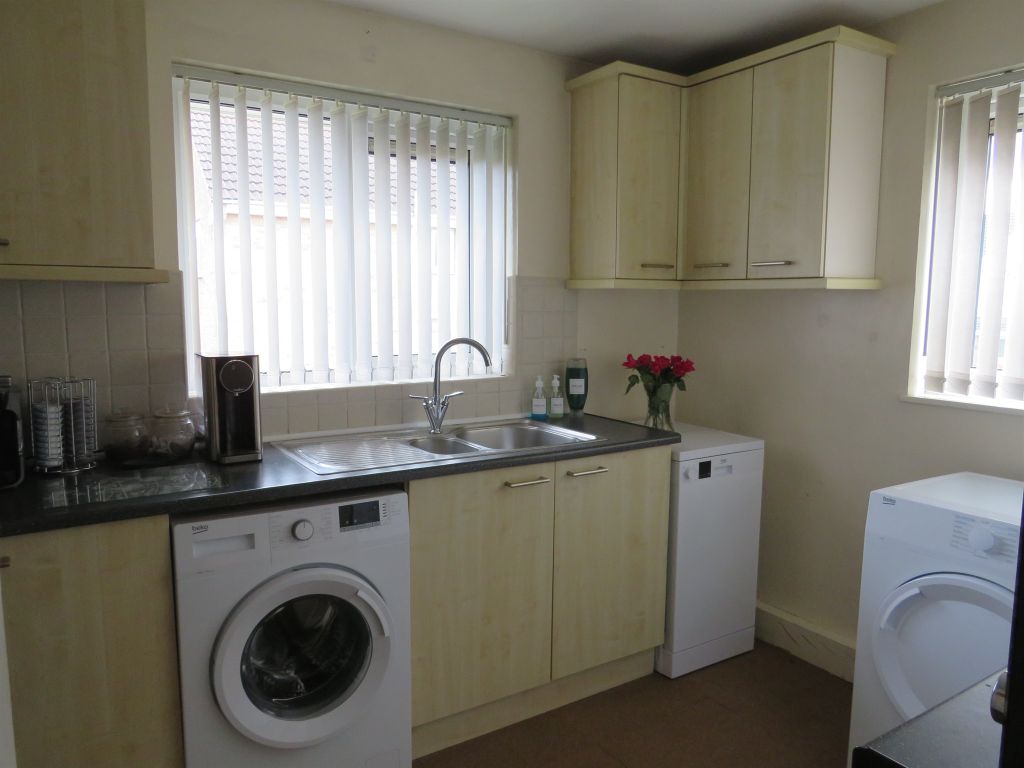 1 bed flat for sale in Grainger Close, Edlington, Doncaster DN12, £60,000