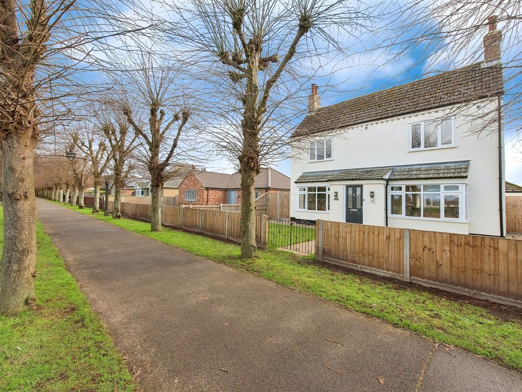4 bed detached house for sale in Victoria Avenue, Brandon IP27, £415,000