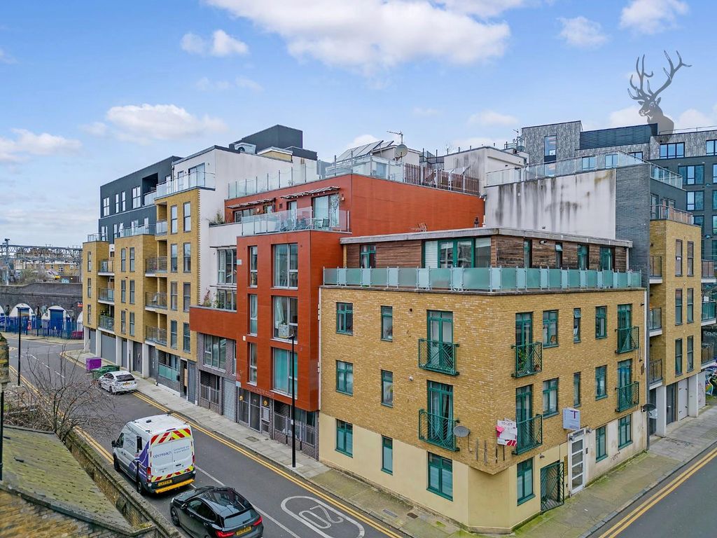3 bed flat for sale in Cudworth Street, London E1, £500,000