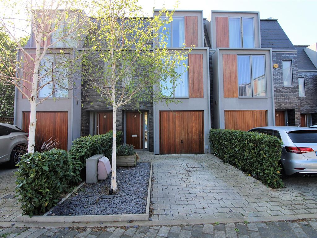 3 bed property for sale in Greenfield Place, Hayes UB3, £595,000