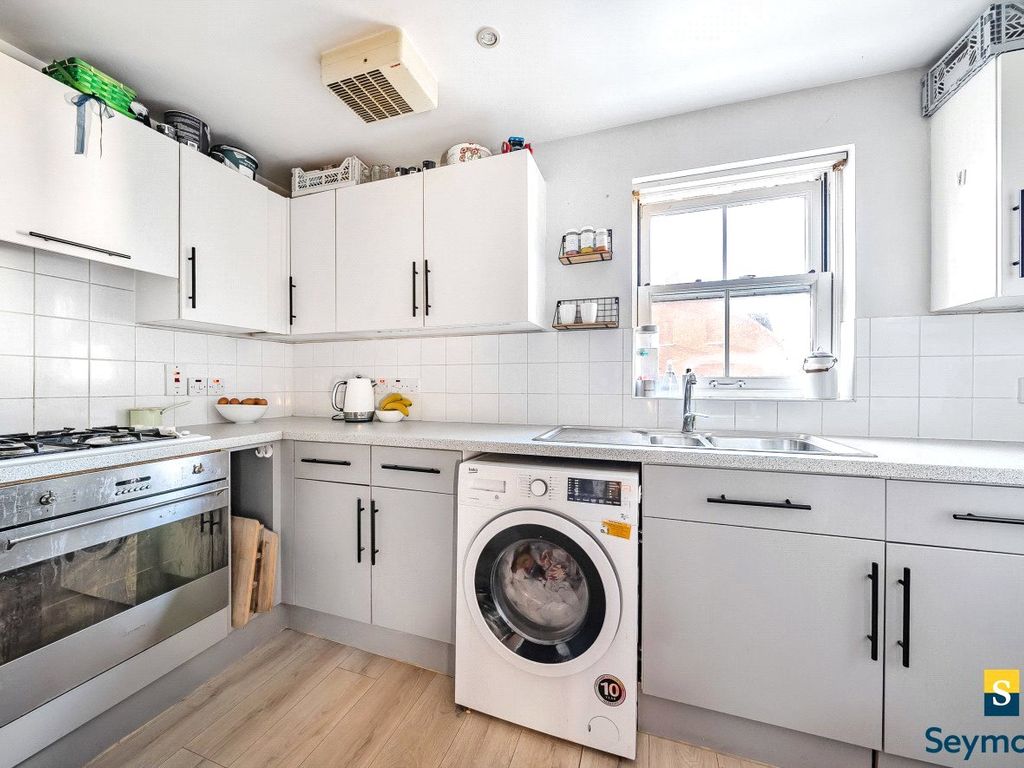 2 bed flat for sale in Guildford, Surrey GU1, £182,500