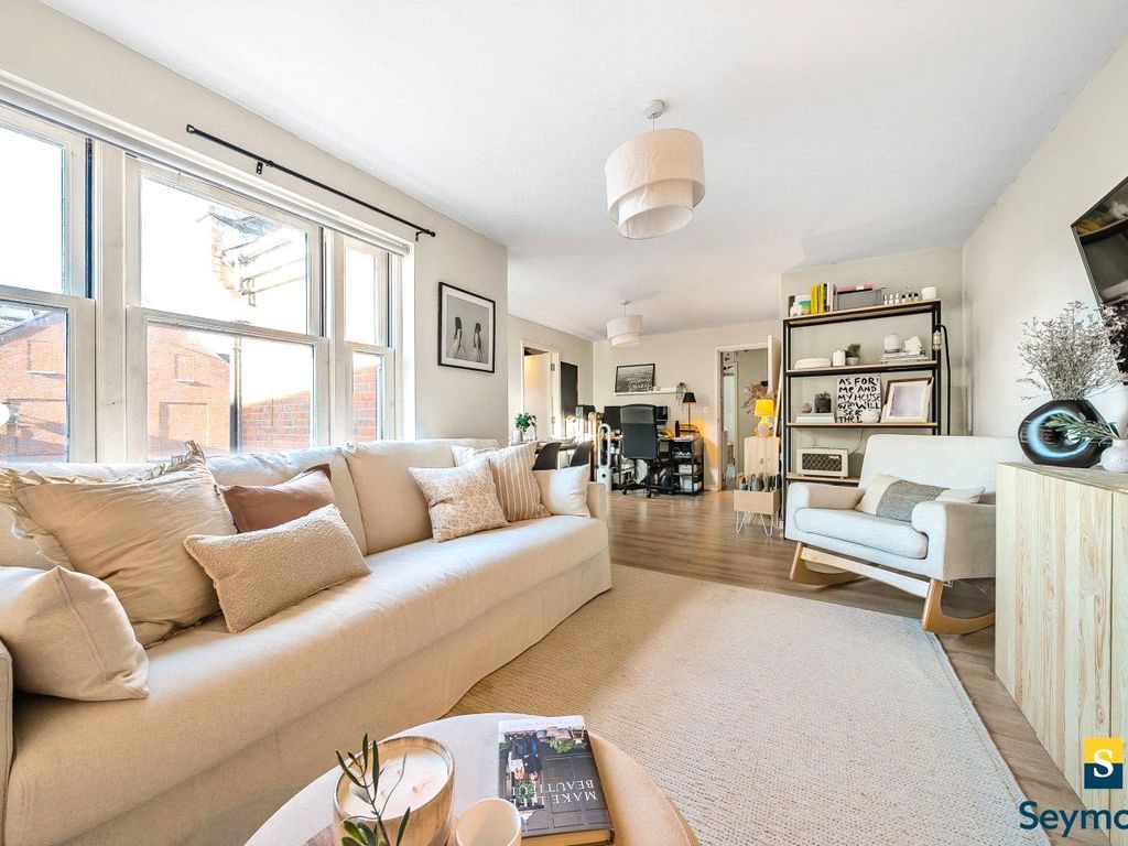 2 bed flat for sale in Guildford, Surrey GU1, £182,500
