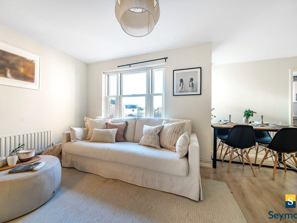 2 bed flat for sale in Guildford, Surrey GU1, £365,000