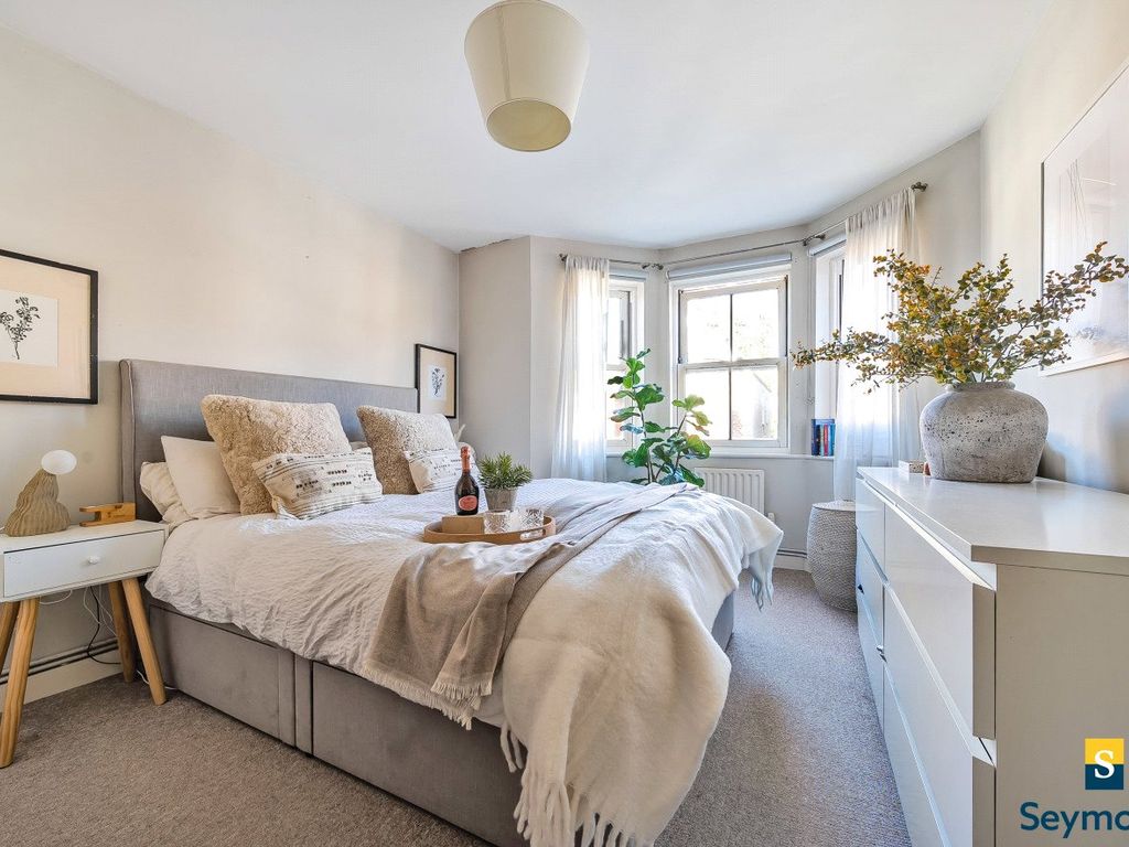 2 bed flat for sale in Guildford, Surrey GU1, £365,000