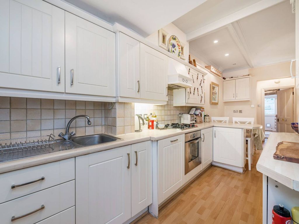 2 bed flat for sale in Barons Court Road, Barons Court, London W14, £585,000