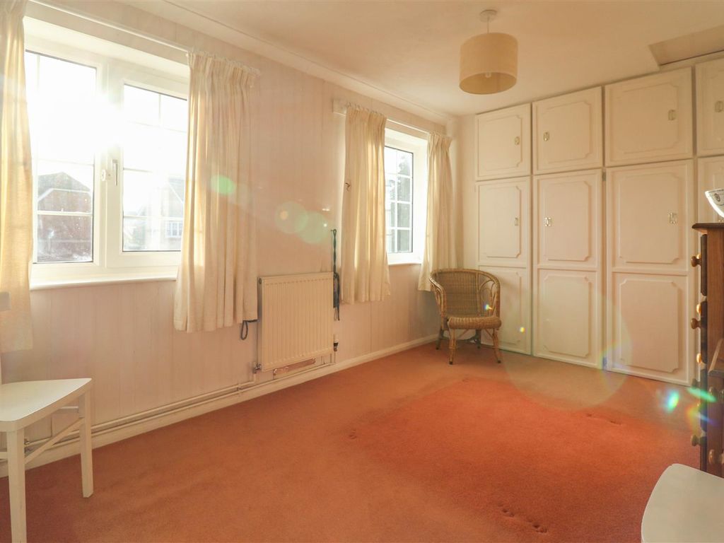 3 bed property for sale in Linton Close, Newmarket CB8, £320,000