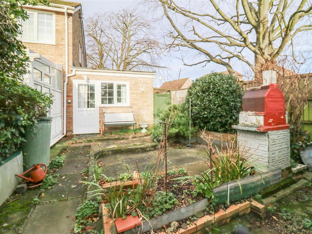 3 bed property for sale in Linton Close, Newmarket CB8, £320,000