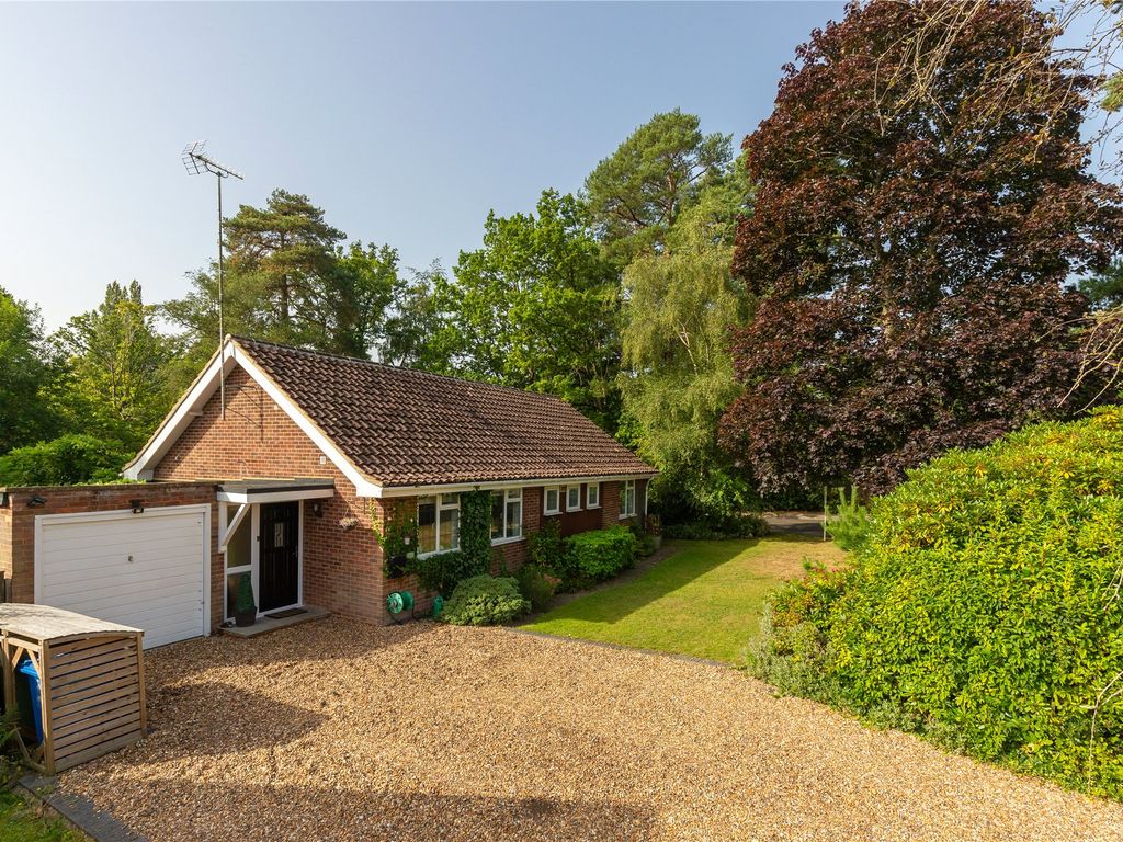 3 bed bungalow for sale in Leyside, Crowthorne, Berkshire RG45, £690,000