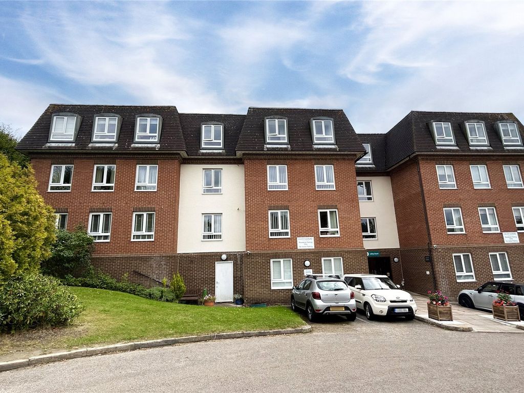 2 bed flat for sale in Heath Hill Road South, Crowthorne, Berkshire RG45, £130,000